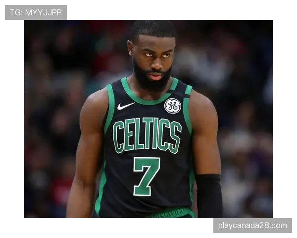 特写:杰伦-布朗在一次对抗上篮后,向裁判展示手臂上的抓痕